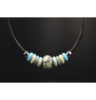 Collier Court en Cuir avec Perles de Verre filé – TURQUOISE ET IVOIRE