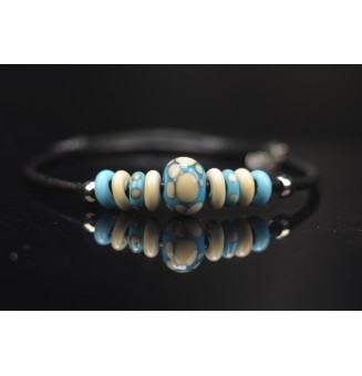 Collier Court en Cuir avec Perles de Verre filé – TURQUOISE ET IVOIRE