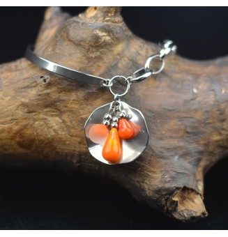 Bracelet Demi Jonc en Acier Inoxydable avec Charms et Perles de Verre Orange