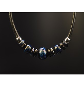 collier Noir et bleu metallique 42+3 cm avec perles de verre cuir noir