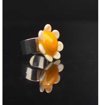 Bague Fleur en Verre jaune et ivoire – Élégance et Originalité