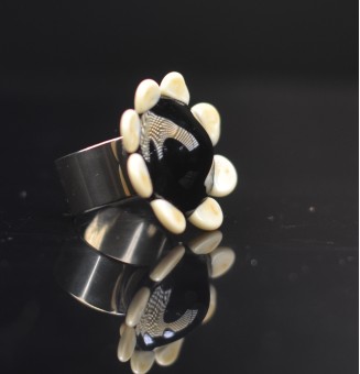 Bague Fleur en Verre noir ivoire – Élégance et Originalité