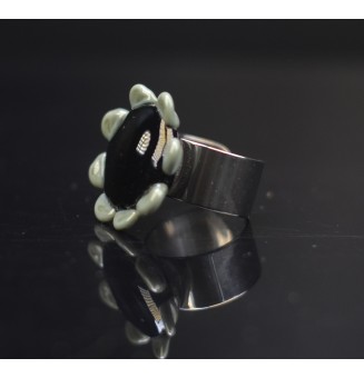 Bague Fleur en Verre noir...