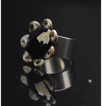 Bague Fleur en Verre noir...