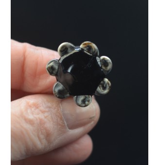 Bague Fleur en Verre noir et pierre – Élégance et Originalité