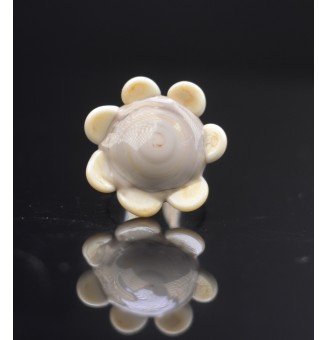 Bague Fleur en Verre beige...