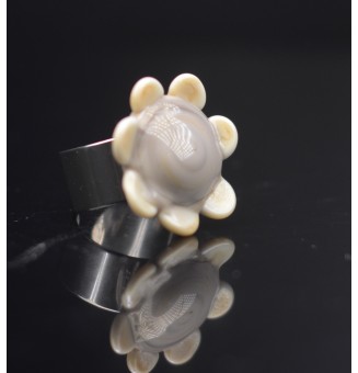 Bague Fleur en Verre beige ivoire  – Élégance et Originalité