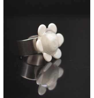 Bague Fleur en Verre blanche – Élégance et Originalité