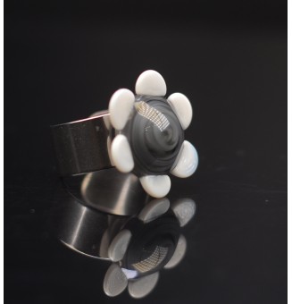 Bague Fleur en Verre gris blanc – Élégance et Originalité