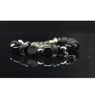 Bracelet en perles de verre noires – Élégance intemporelle