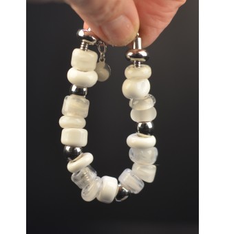 Bracelet en perles de verre blanches – Élégance intemporelle