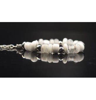 Bracelet en perles de verre blanches – Élégance intemporelle