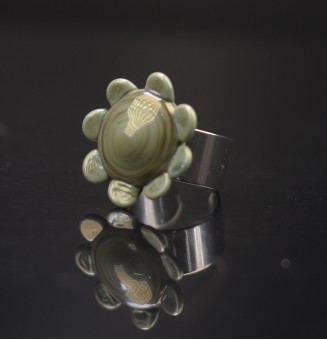 Bague Fleur en Verre verte kaki– Élégance et Originalité