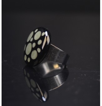 cabochon artisanal en verre "noir vert kaki" pour bague ou collier interchangeable en verre  (sans le support )