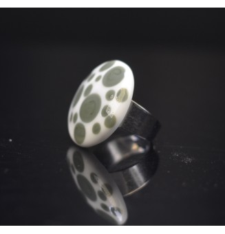 cabochon artisanal en verre "blanc et  vert kaki" pour bague ou collier interchangeable en verre  (sans le support )