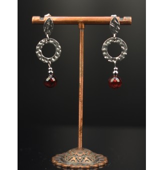 Boucles d'oreilles en acier inoxydable avec perles de verre filé couleur rubis - Création unique