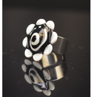 Bague Fleur en Verre noir blanc – Élégance et Originalité