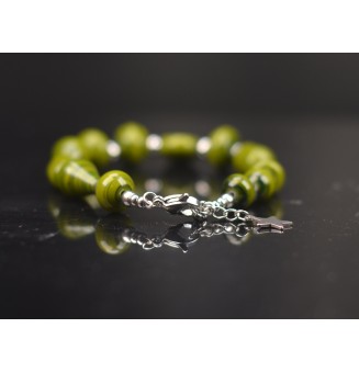 Bracelet en perles de verre vert riche – Élégance et originalité