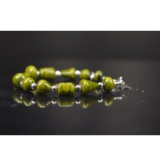 Bracelet en perles de verre vert riche – Élégance et originalité