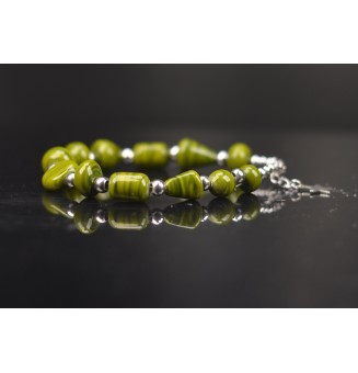 Bracelet en perles de verre vert riche – Élégance et originalité