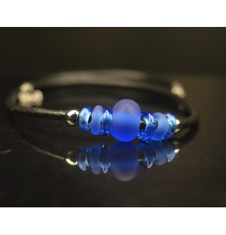 collier bleu 43+3 cm avec perles de verre cuir noir