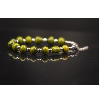 Bracelet en perles de verre vert riche – Élégance et originalité (18 - 19 cm)