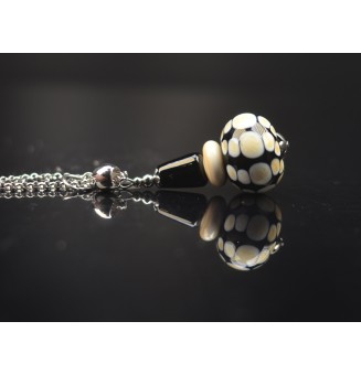 Collier "ivoire et noir" en Perles de Verre et acier inoxydable 70 cm + 3