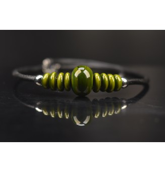 collier couleur VERT RICHE 45+3 cm avec perles de verre cuir noir