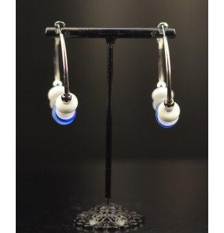 Créoles 4 cm en Acier Inoxydable avec perles de verre "blanc/bleu"