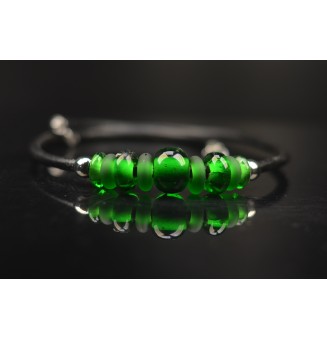 collier couleur VERT  45+3 cm avec perles de verre cuir noir