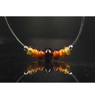 collier couleur AMBRE  45+3 cm avec perles de verre cuir noir
