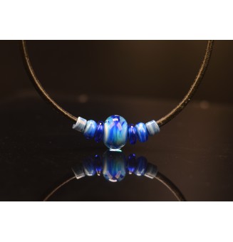 Collier "2 bleus" 50+3 cm avec perles de verre cuir noir