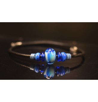 Collier "2 bleus" 50+3 cm avec perles de verre cuir noir