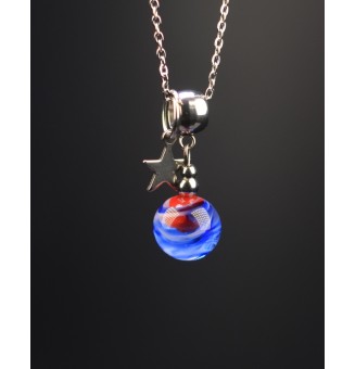 collier rouge et bleu en...