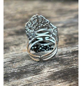 Bague réglable femme en acier inoxydable martelé avec cabochon en verre filé – bijou artisanal fait main Liloo Créations