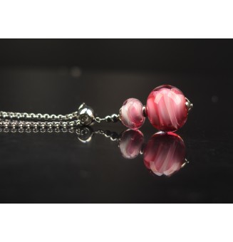 Collier "rose" en Perles de Verre et acier inoxydable 72 cm