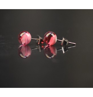 Puces d’oreilles en verre filé rose fuchsia – Élégance et douceur