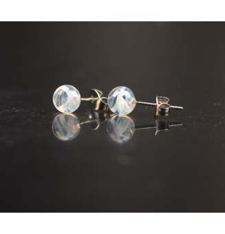 Puces d’oreilles en verre blanc et transparent – Élégance discrète