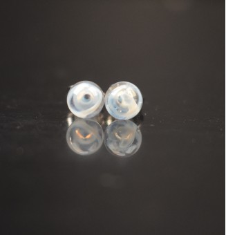 Puces d’oreilles en verre blanc et transparent – Élégance discrète