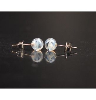 Puces d’oreilles en verre blanc et transparent – Élégance discrète
