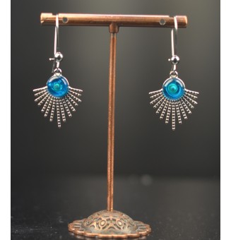Boucles d’oreilles demi soleil en cabochon de verre filé – l’éclat du bleu vert