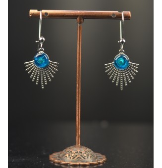 Boucles d’oreilles demi soleil en cabochon de verre filé – l’éclat du bleu vert