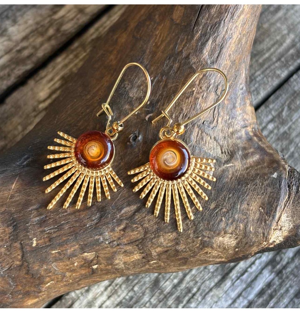 Boucles d’oreilles demi soleil en cabochon de verre filé – l’éclat du dégradé ambré