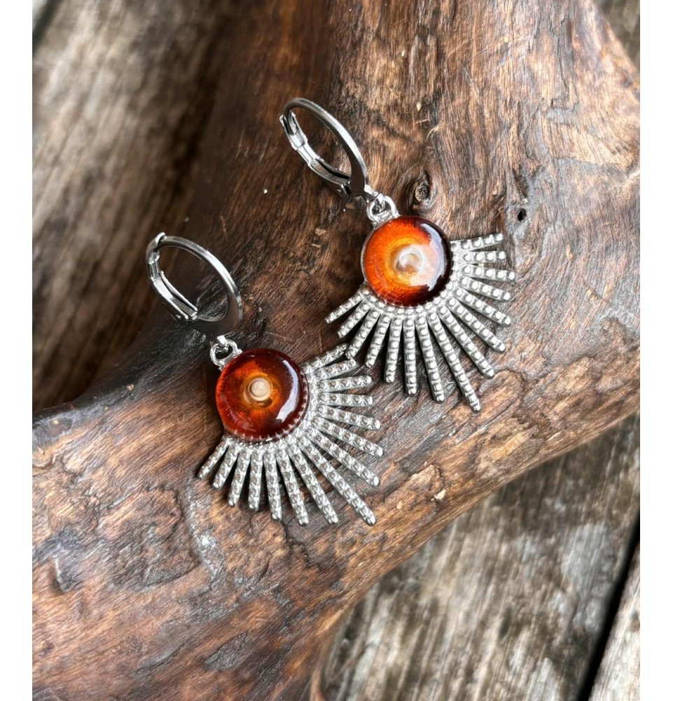 Boucles d’oreilles demi soleil en cabochon de verre filé – l’éclat du dégradé ambré