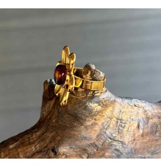 Bague fleur dorée – Cabochon en verre dégradé ambré