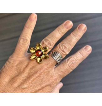 Bague fleur dorée – Cabochon en verre dégradé ambré