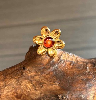 Bague fleur dorée – Cabochon en verre dégradé ambré
