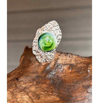Bague réglable femme en acier inoxydable martelé avec cabochon en verre filé – bijou artisanal fait main Liloo Créations