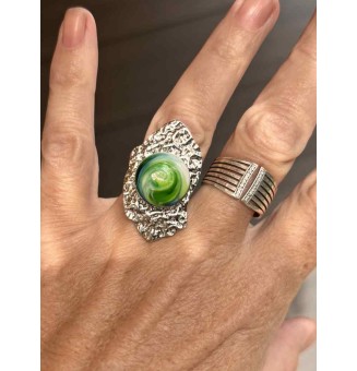 Bague réglable femme en acier inoxydable martelé avec cabochon en verre filé – bijou artisanal fait main Liloo Créations