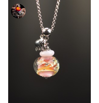 Collier long en perles artisanales en verre filé – Rose doux & feuille d’argent